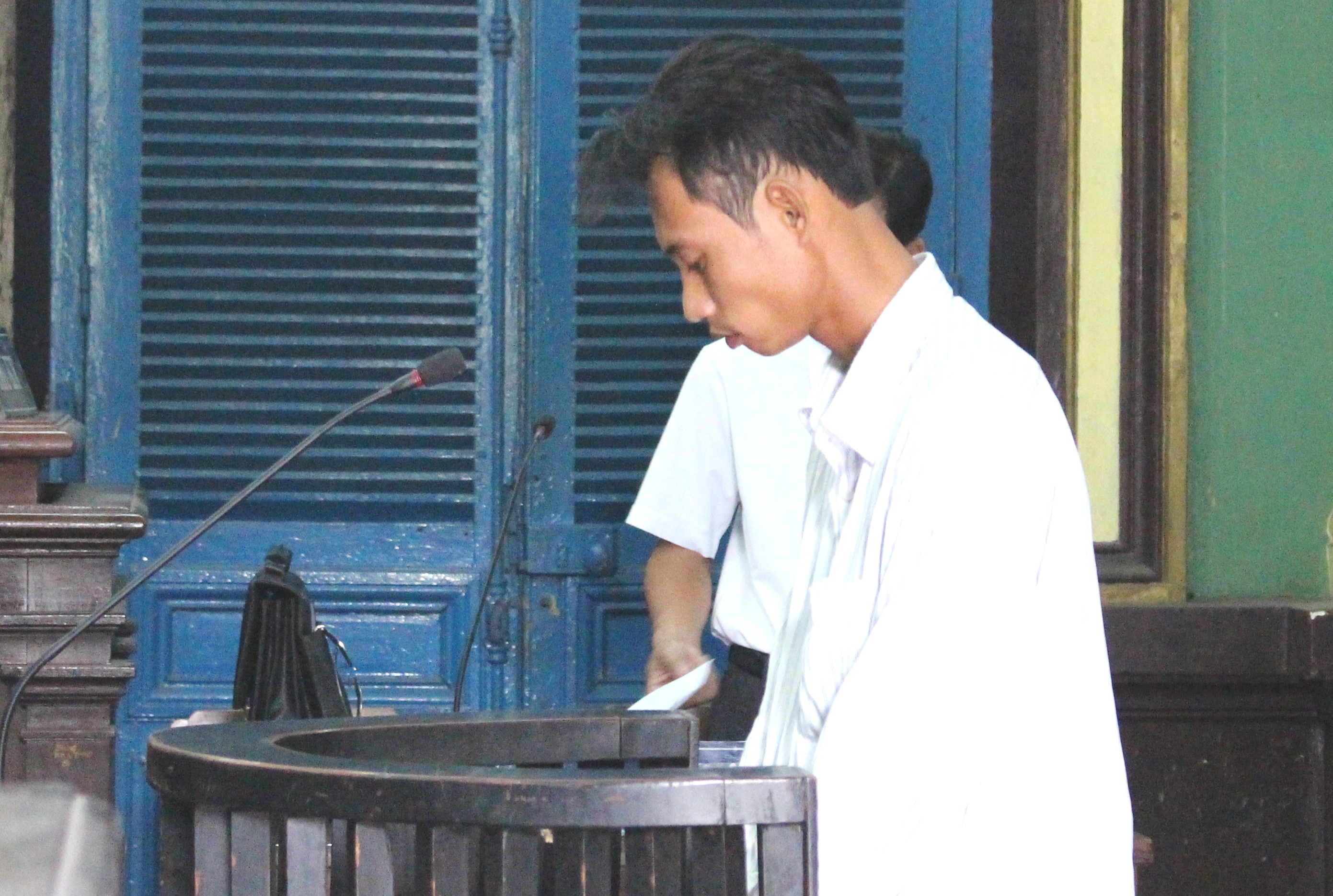 Bat qua tang vo cung nguoi dan ong la di ra tu khach san hinh anh