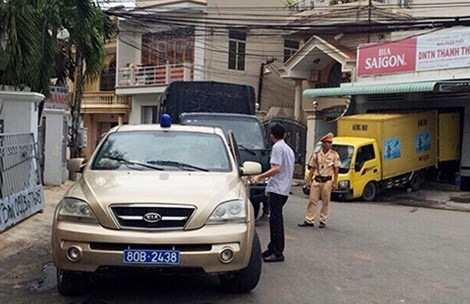 Dung xe bien xanh dom, gan coi hu di tuyen… osin hinh anh