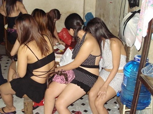 Gái mại dâm hoạt động lang thang bị lực lượng công an quây quét, lập hồ sơ xử lý.