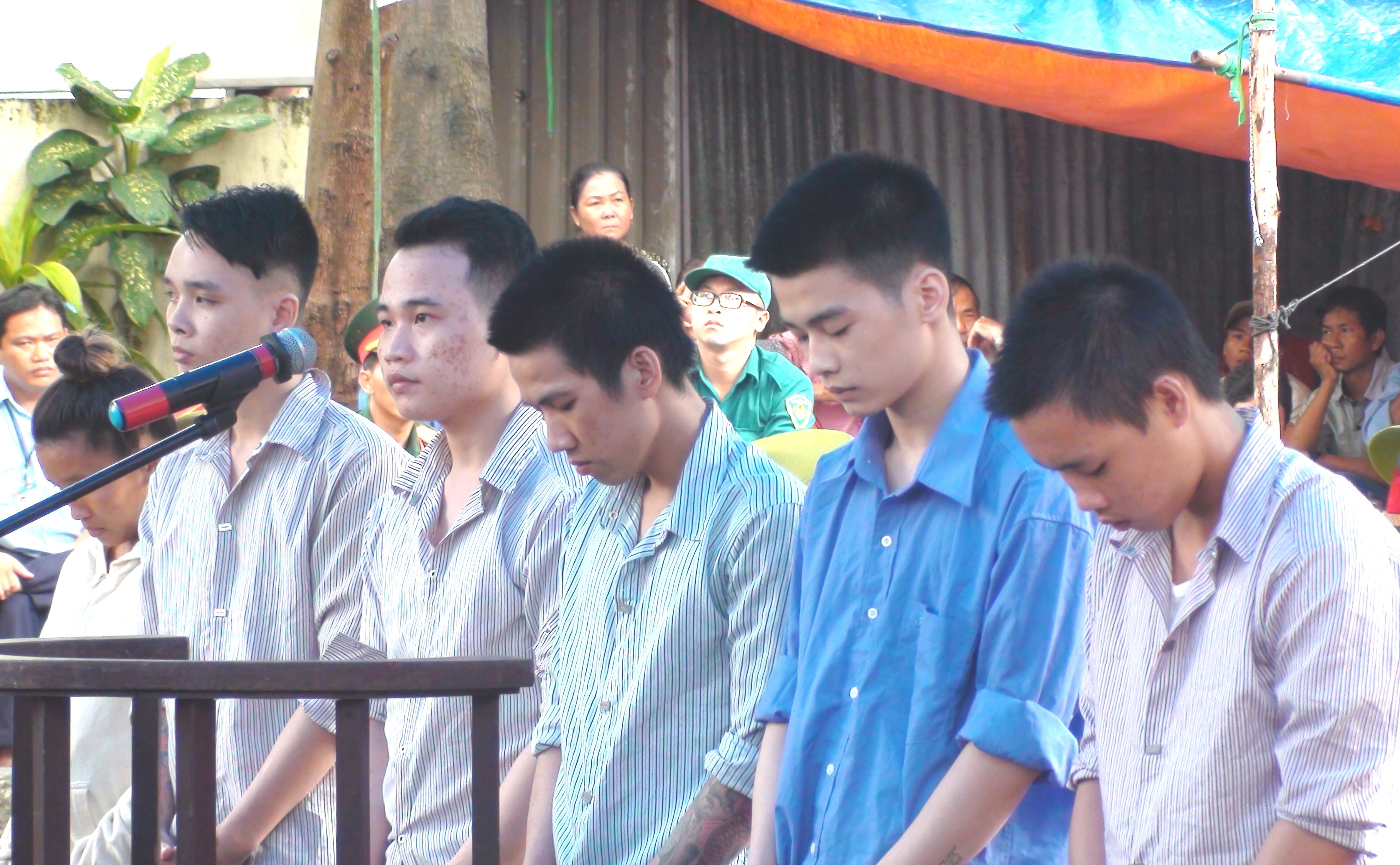 Các bị cáo trước vành móng ngựa. Ảnh: K.Thành.