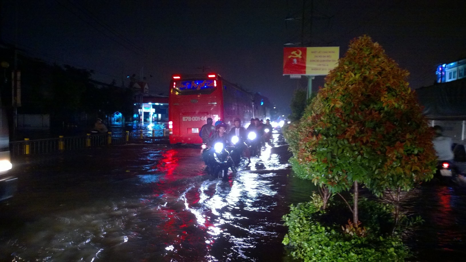 Hầu hết xe 2 bánh bị chết máy, dắt bộ trên đường. Ảnh: K.T.