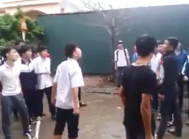 Hoc sinh lop 12 dam chet nguoi ngay truoc cong truong hinh anh