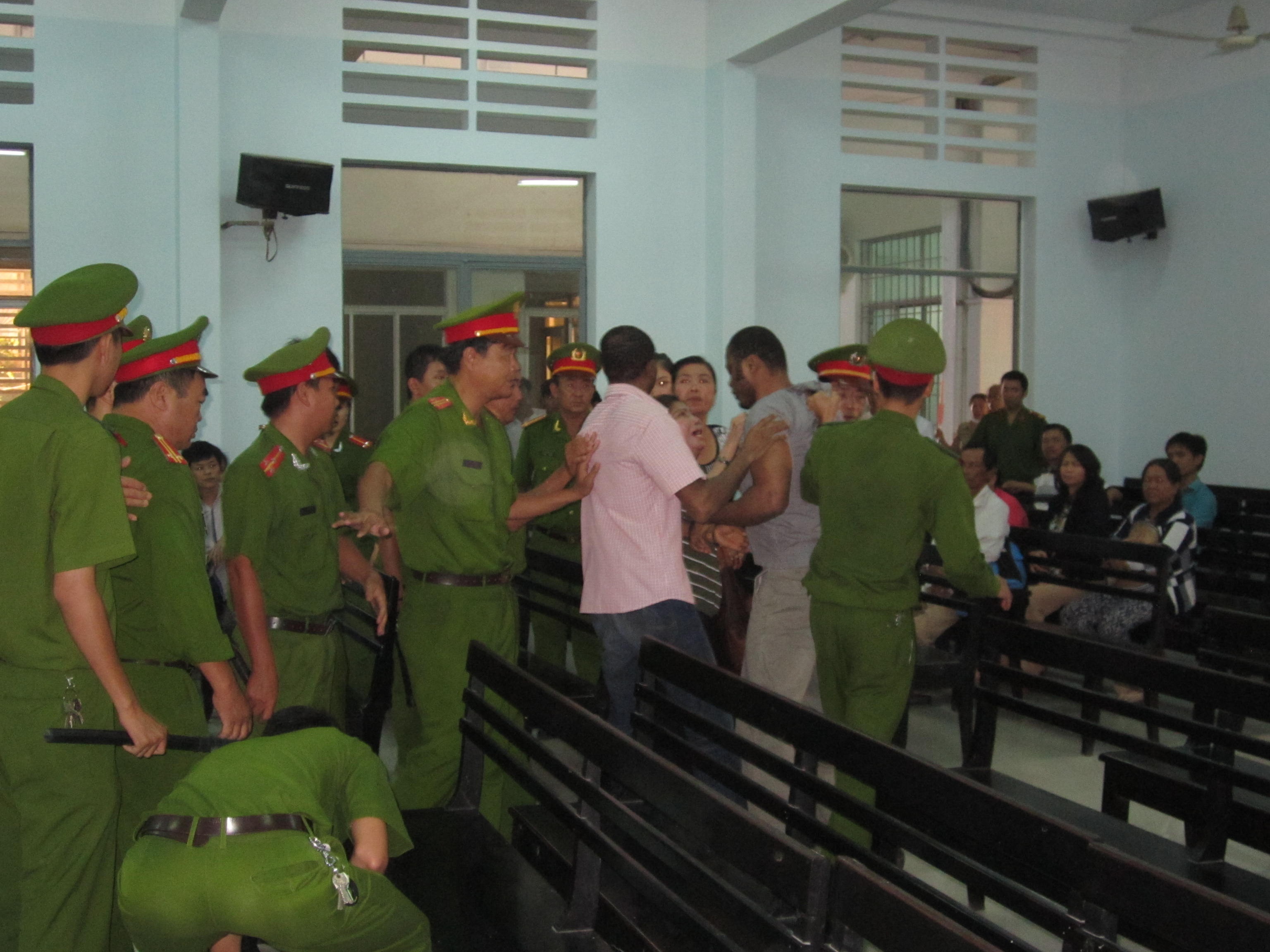 Hai bị cáo nước ngoài 