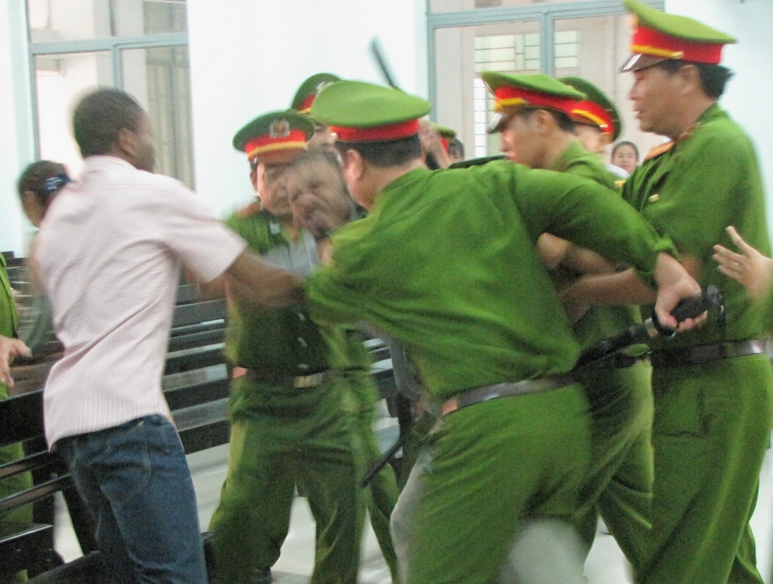 Hai nguoi nuoc ngoai la het o toa an hinh anh
