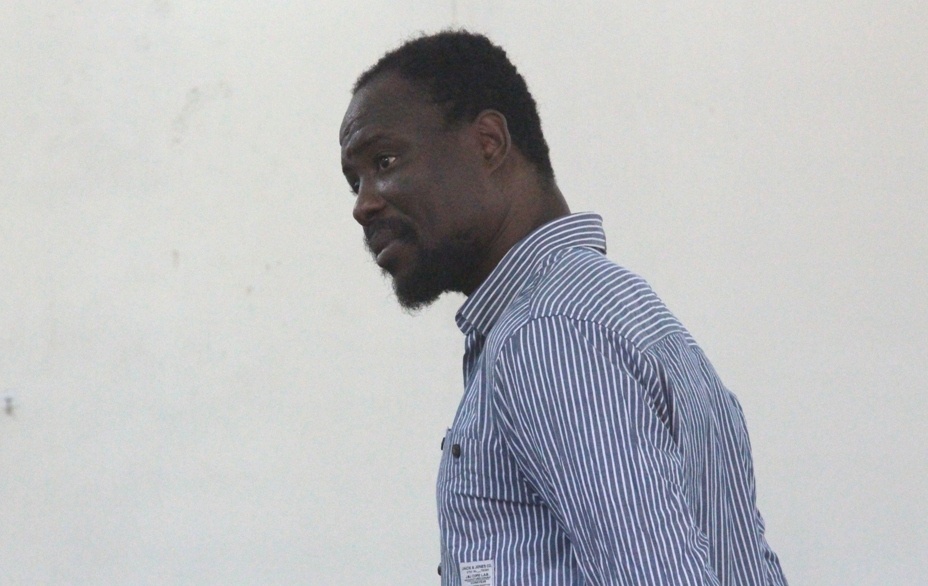 Nguoi nuoc ngoai bien giay thanh... do la ra toa hinh anh