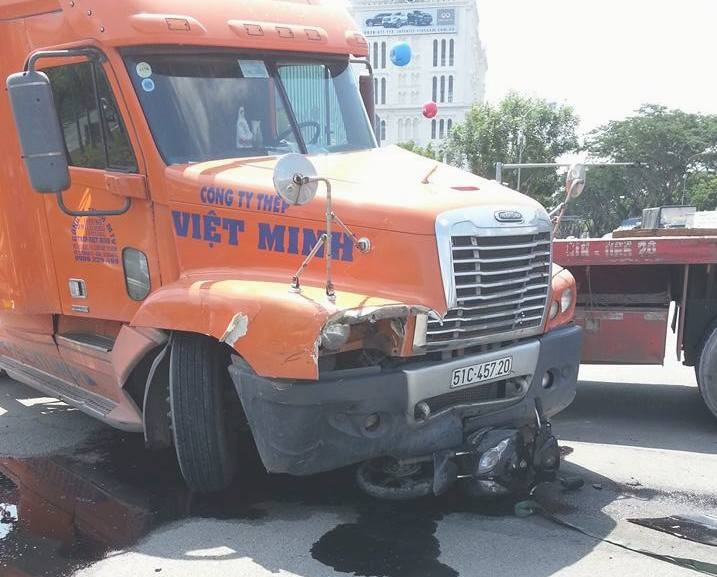 Nan nhan bi xe tong o Phu My Hung lon nhieu vong hinh anh