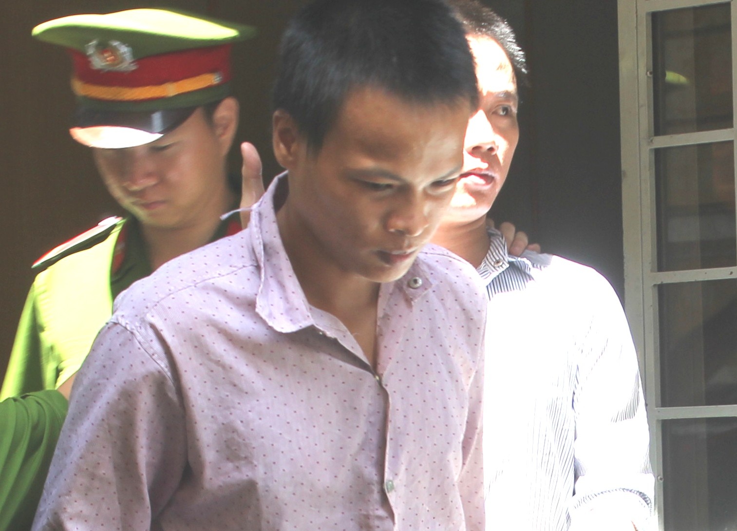 Thừa bị dẫn giải sau phiên tòa. Ảnh: K.T.