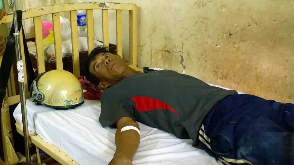 Ông Sen nằm điều trị tại bệnh viện. Ảnh: Khắc Thành.