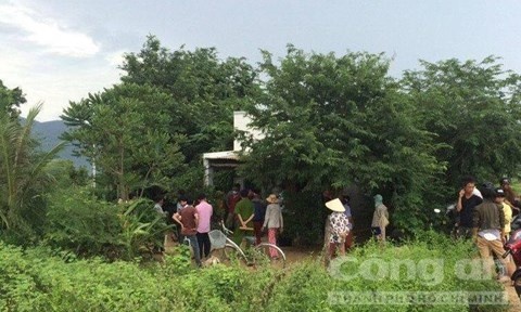 Be gai 2 tuoi tu vong bat thuong trong nha hinh anh