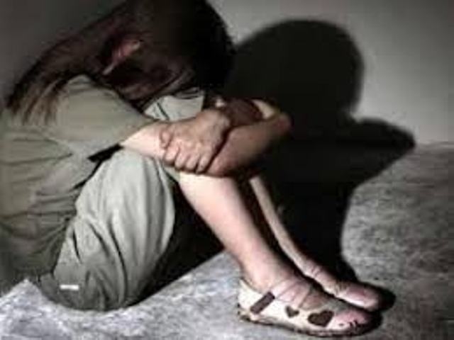 Bat mot nguoi dan ong nuoc ngoai giao cau voi be gai hinh anh