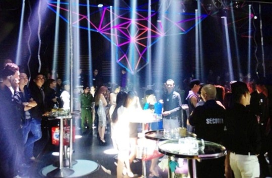 Canh sat dot kich quan bar, dan choi phi tang ma tuy hinh anh