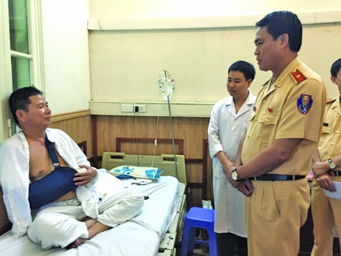Trung ta CSGT bi nem da gay tay ke phut doi mat ma men hinh anh