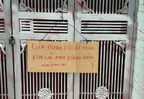 Nem vat ban vao nha nguoi khac bi toi gi? hinh anh