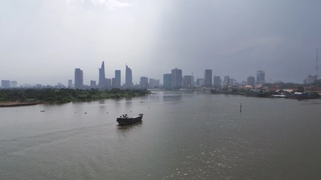 Trung tâm Sài Gòn mờ ảo nhìn từ cầu Phú Mỹ (quận 7). Ảnh: Trường Nguyên.