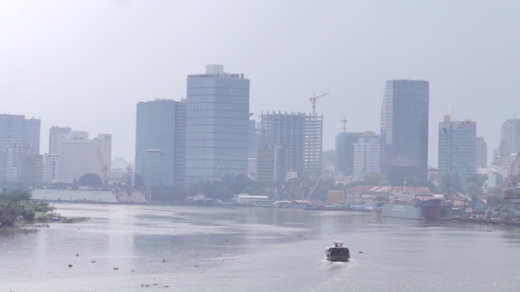 Sương mù bủa vây nhiều cao ốc. Ảnh: Trường Nguyên.