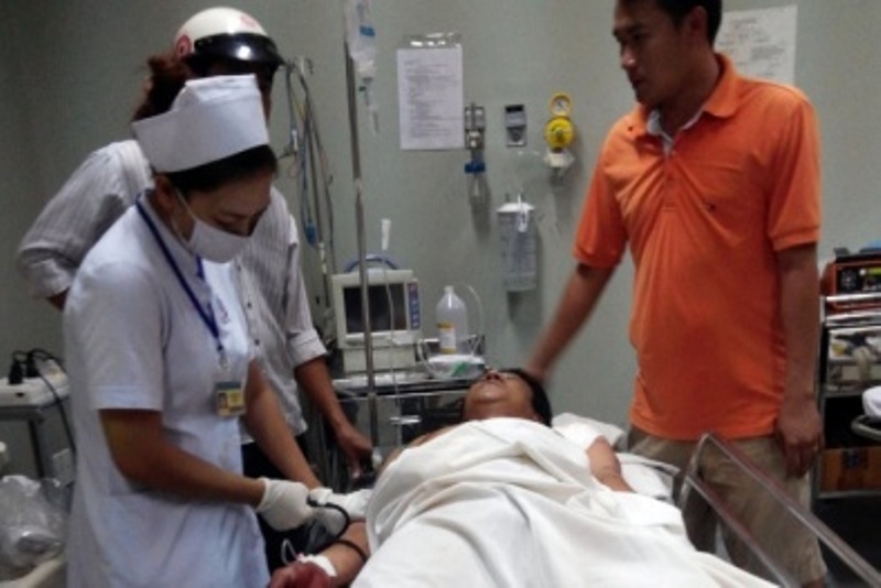 Vao benh vien dam 2 nhat vao nguoi dang cap cuu hinh anh