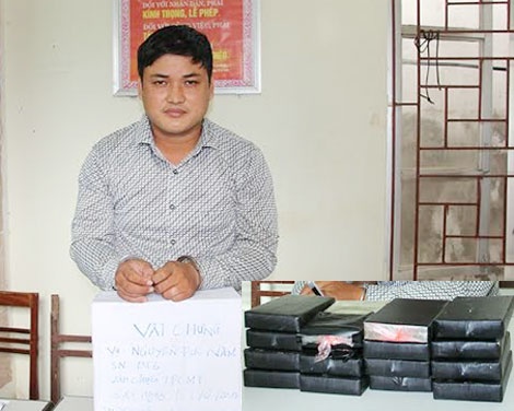 Bat nghi can vac thue 15 banh heroin hinh anh