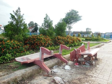 Dap do ghe da cong vien khi bi nguoi yeu noi loi chia tay hinh anh