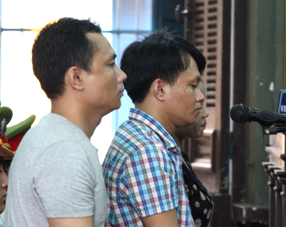 Hai anh em cam dau duong day mua ban 600 banh heroin hinh anh