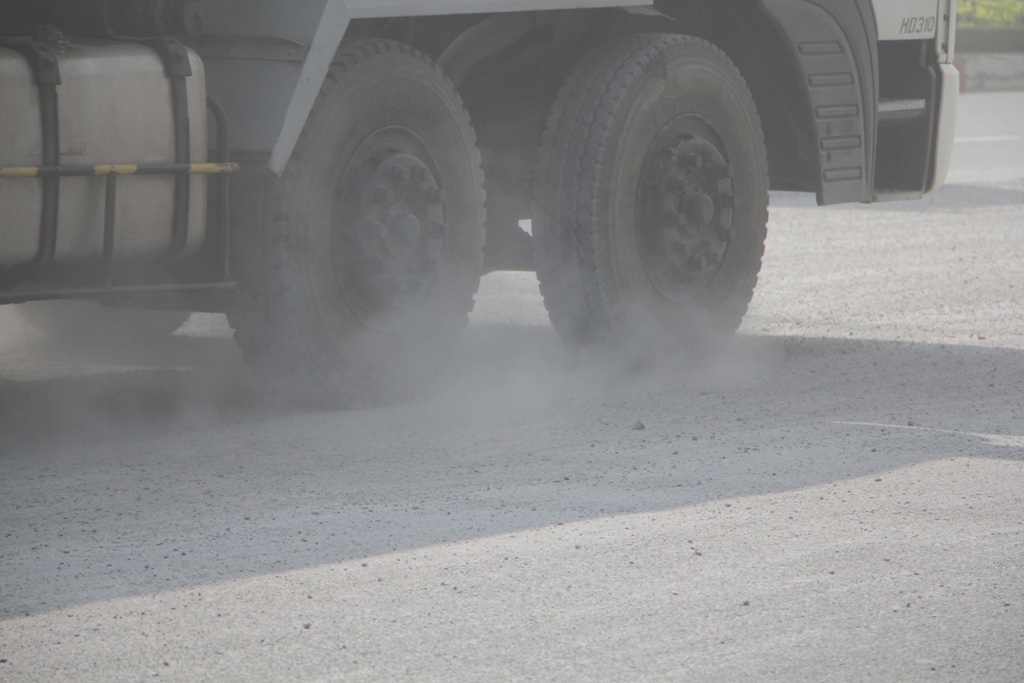 Khi trời mưa, phương tiện lớn từ đường song hành chạy ra cuốn theo lượng lớn bùn đất và làm rơi vãi trên xa lộ Hà Nội. Khi trời nắng, lớp bùn này bốc lên, cộng với lượng lớn xe cộ lưu thông qua đây tạo ra tình trạng bụi bù mịt. 