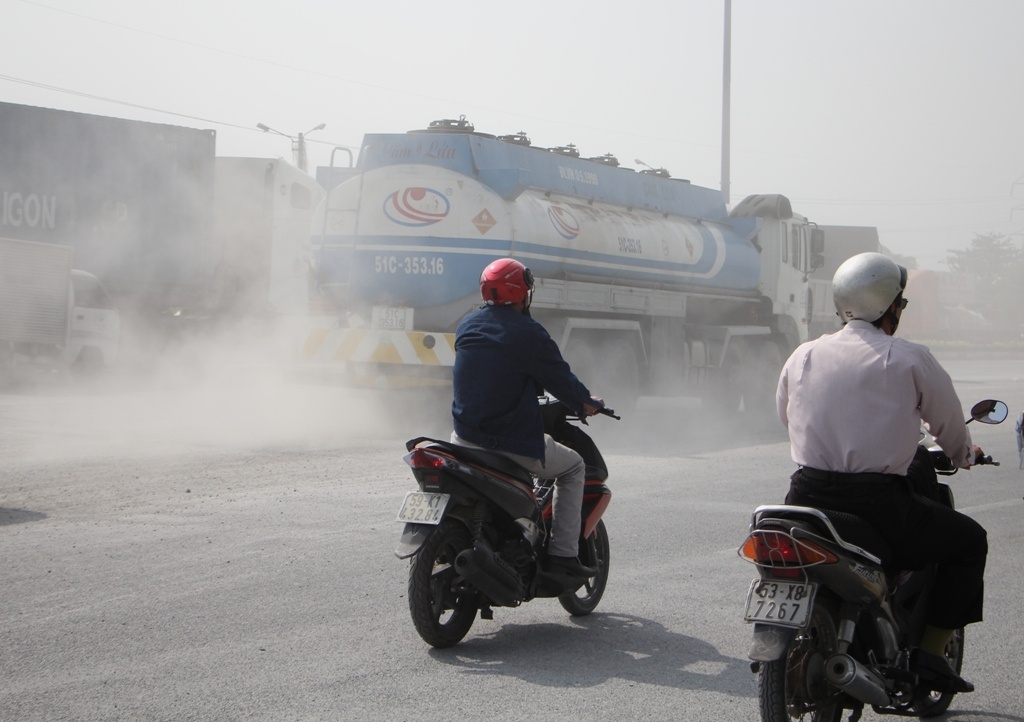 Nguyên nhân dẫn đến hiện trạng này do đường song hành xa lộ Hà Nội ở đây rất lầy lội.