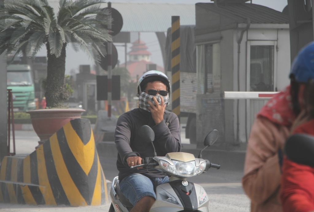 Deo nhieu lop khau trang vi bui mu mit tren xa lo Ha Noi hinh anh