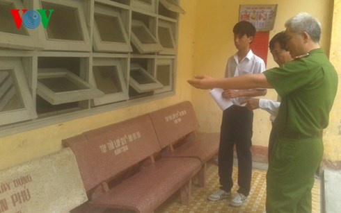 Cơ quan chức năng khám nghiệm hiện trường.