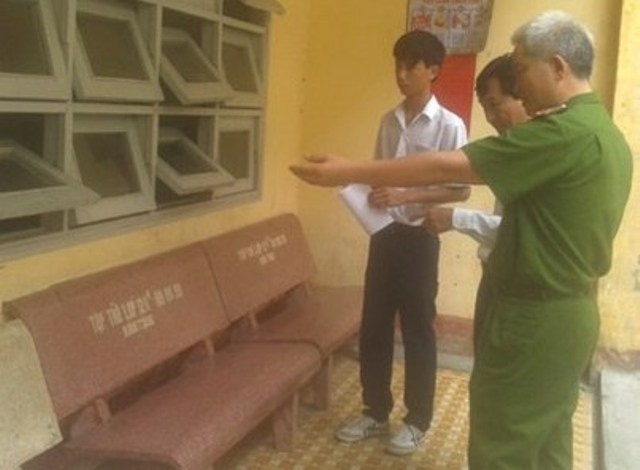 Khoi to vu hoc sinh lop 11 bi nhom ban cung truong danh chet hinh anh