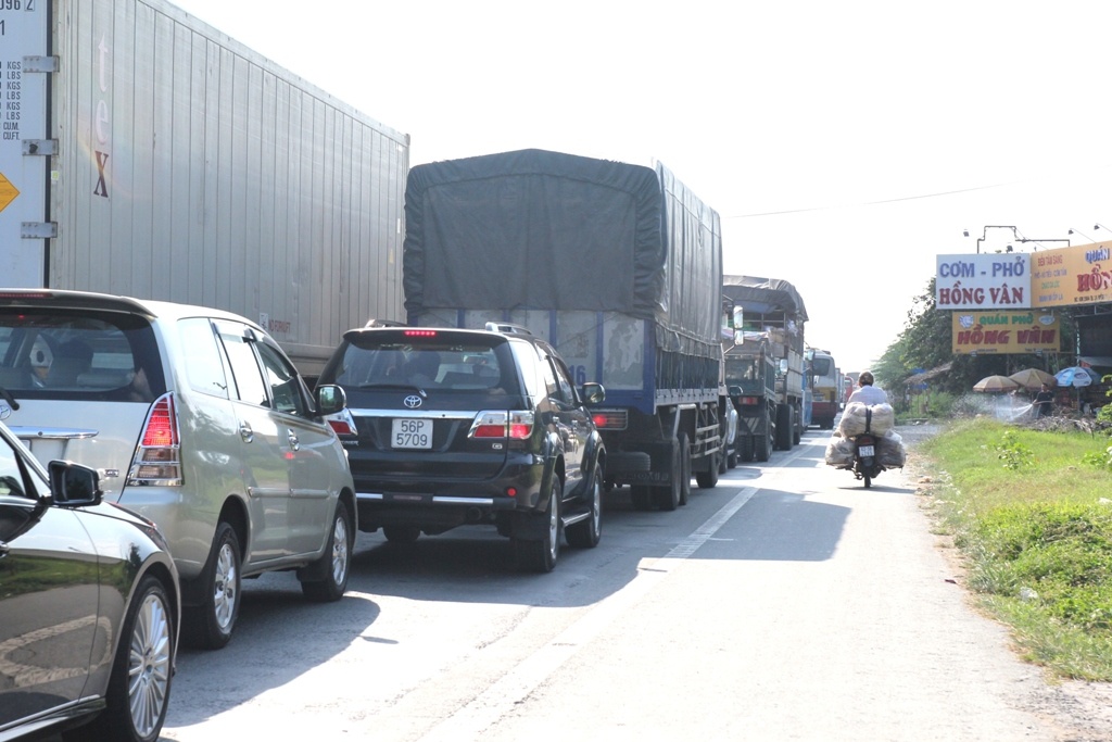 Ba oto tong lien hoan, quoc lo 1 tac 10 km hinh anh