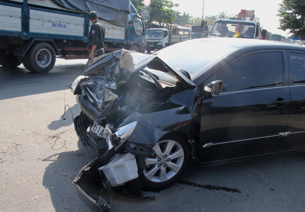 Đầu xe 51A bẹp dúm sau va chạm. Ảnh: T.N.