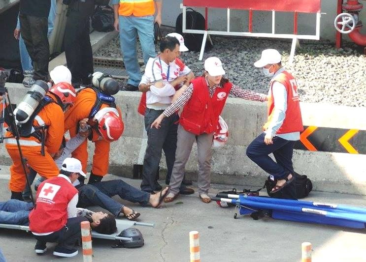 Cấp cứu, chuyển thương các nạn nhân. Ảnh: Trường Nguyên.