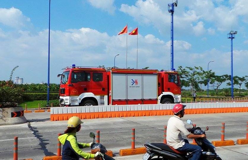 Xe chữa cháy đường hầm hiện đại nhất Việt Nam được điều đến hiện trường. Ảnh: Trường Nguyên.