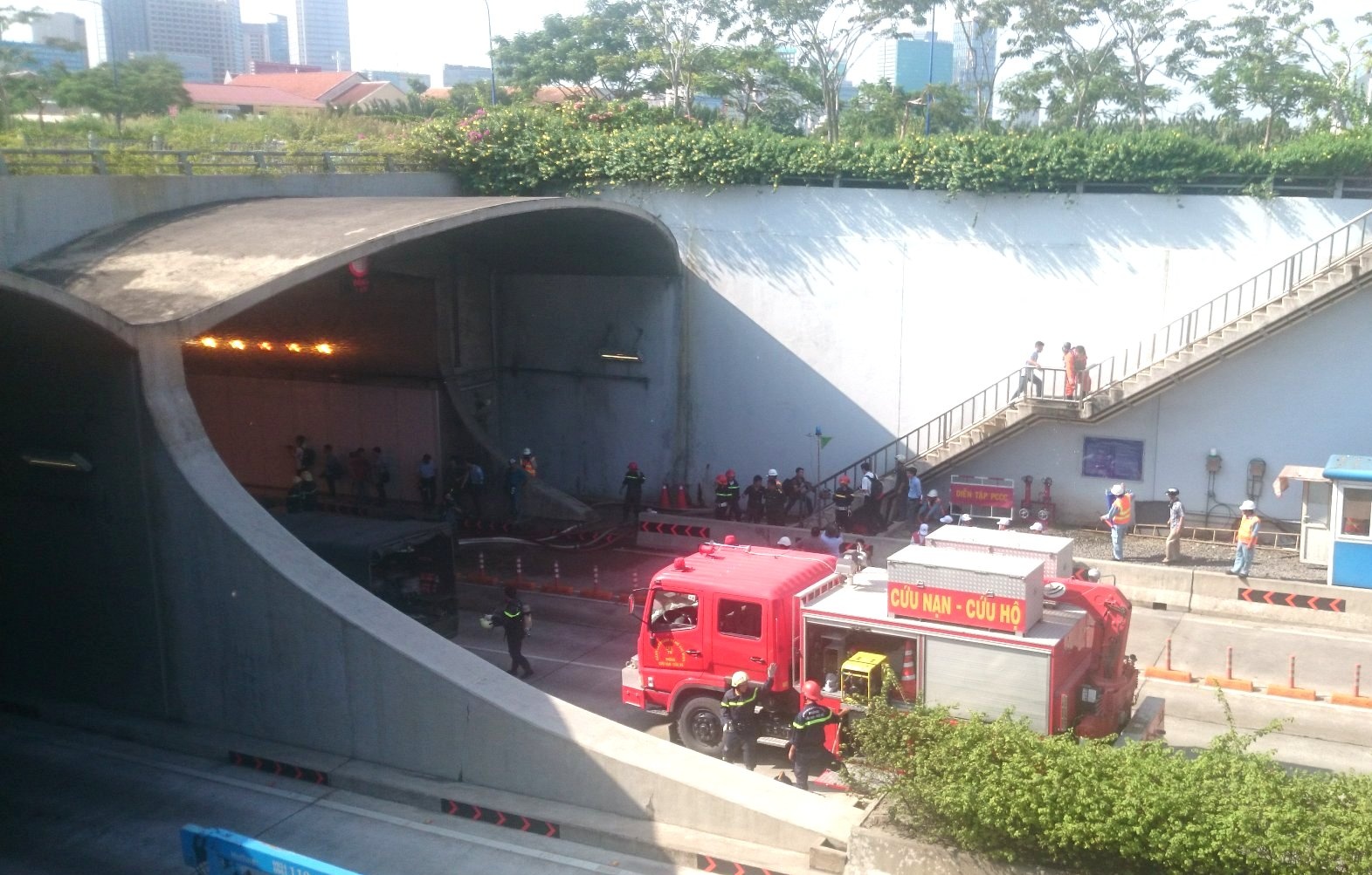 Dien tap cuu nan 60 nguoi mac ket trong ham song Sai Gon hinh anh