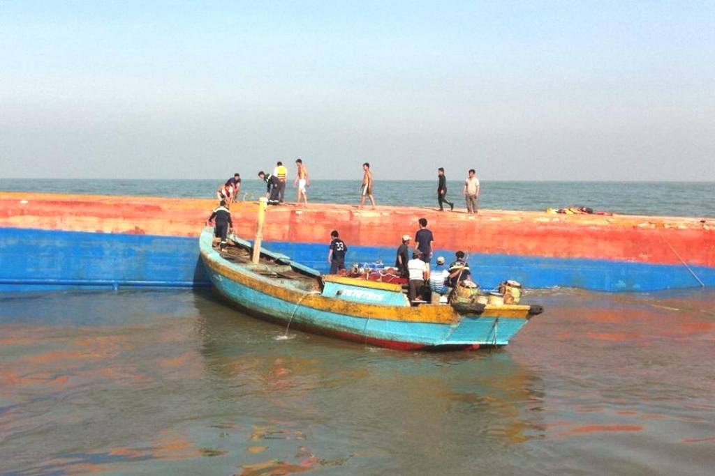 Hien truong cuu ho vu chim tau, 5 nguoi mat tich hinh anh