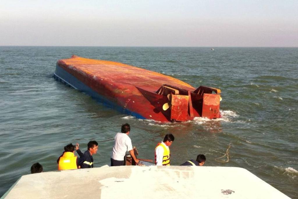 Tàu Hoàng Phúc 18 lật úp trên biển Cần Giờ. Ảnh: Hải An.