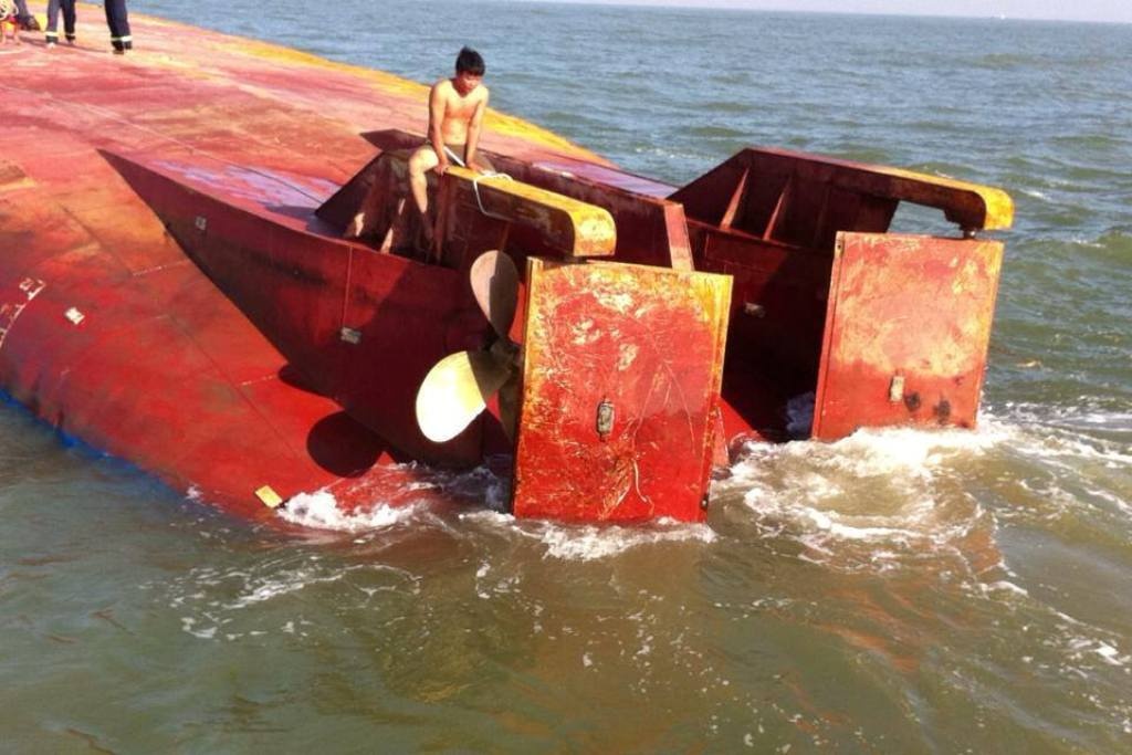 Việc cứu hộ gặp nhiều khó khăn do thời tiết xấu, sóng to.