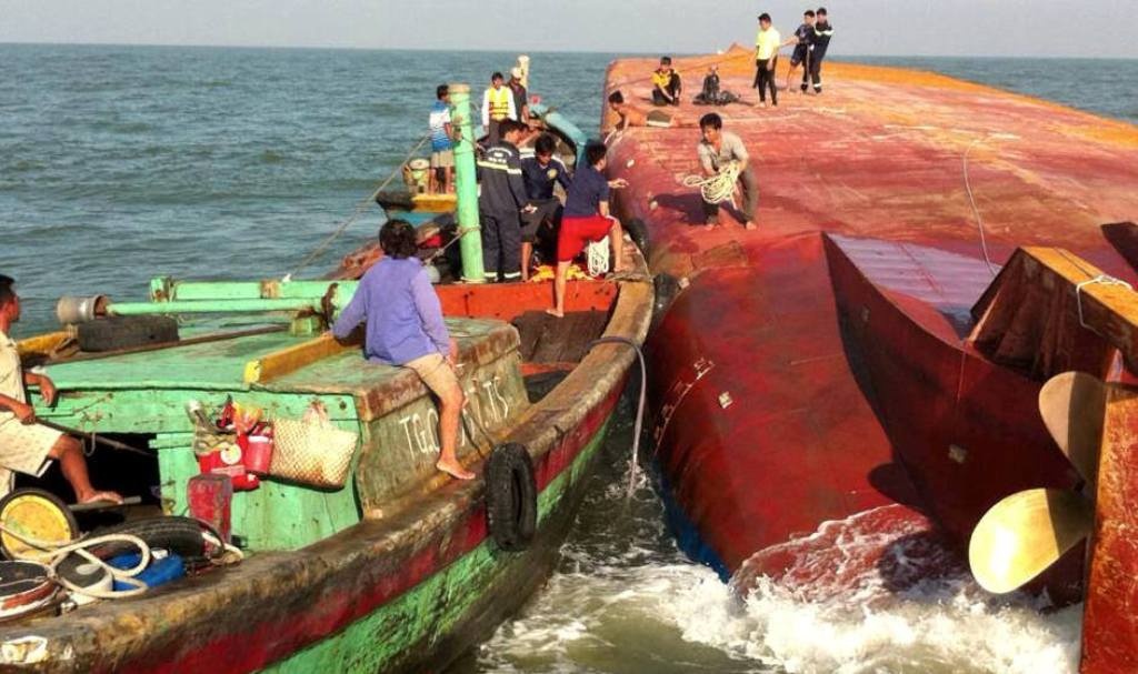 Tiếp cận con tàu gặp nạn.