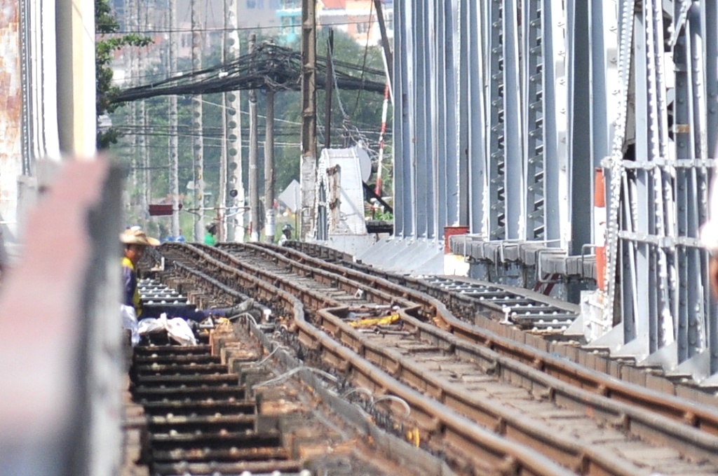 Va chạm khiến đường ray lệch khoản 25 cm. Ảnh: K.T.