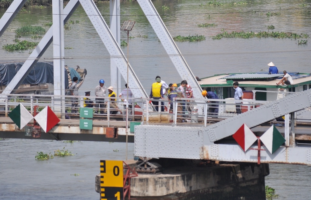 Sa lan dam cau Binh Loi, duong sat Bac - Nam te liet hinh anh