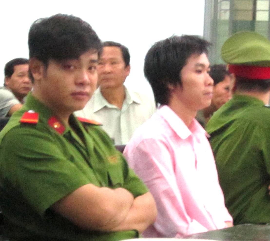 Phat tu 'yeu rau xanh' gio tro voi be gai 2 tuoi hinh anh