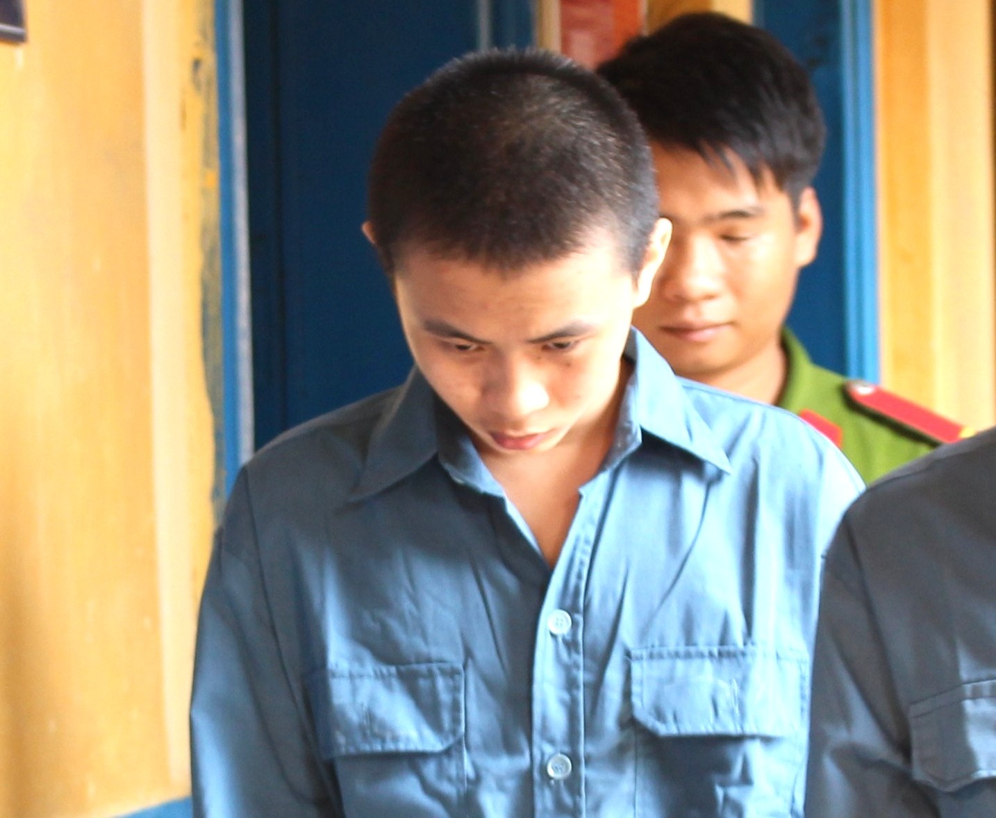 Thanh nien vao tu vi 'yeu' nu sinh lop 7 hinh anh