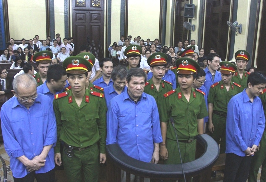 Các bị cáo nghe tòa tuyên án. Ảnh: K.Thành.
