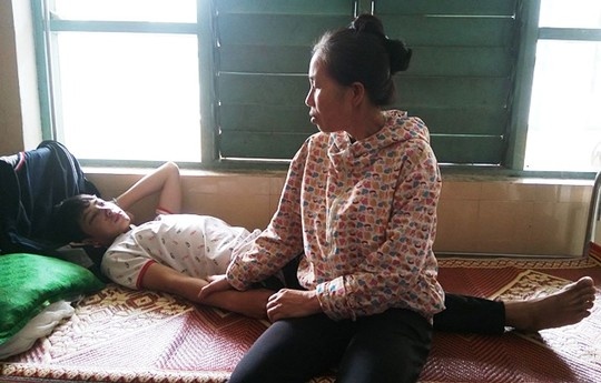 Gia đình chăm sóc nam sinh tại bệnh viện.