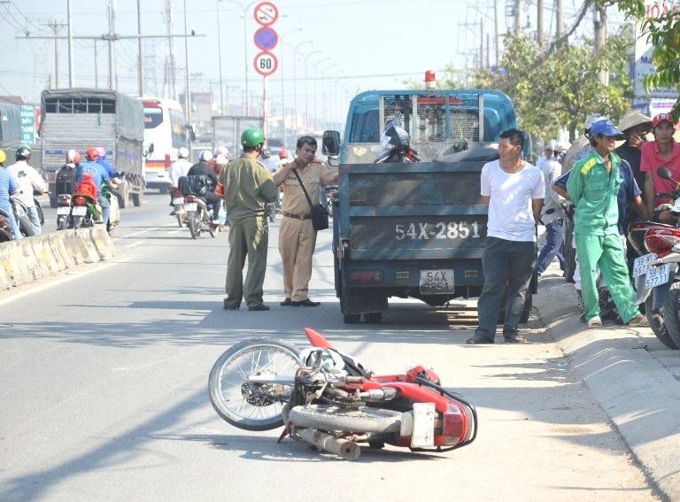 Nguoi dan ong bi tai nan chet ben le duong hinh anh