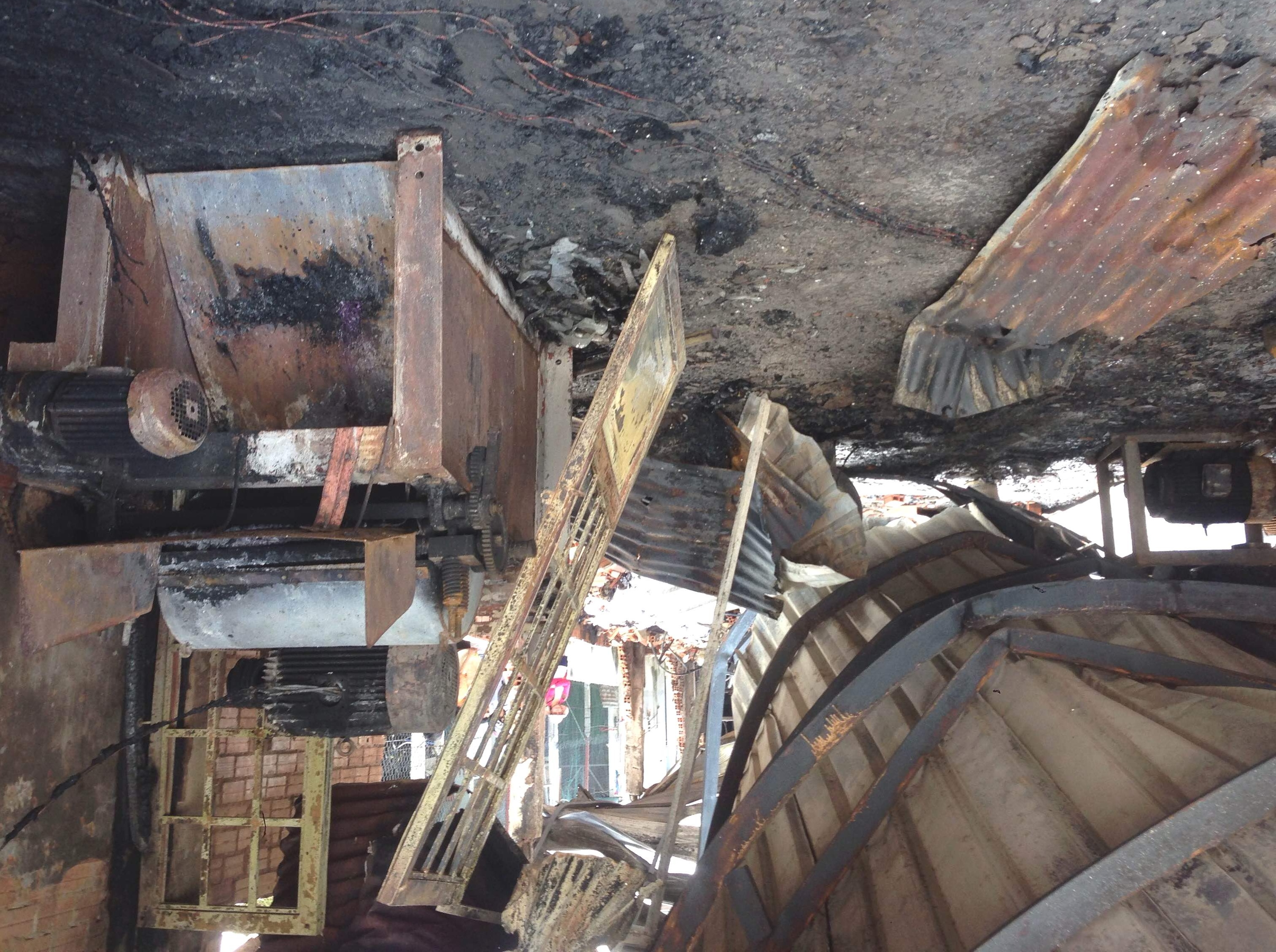 Nhiều máy móc, thiết bị bị thiêu rụi. Ảnh: K.T.