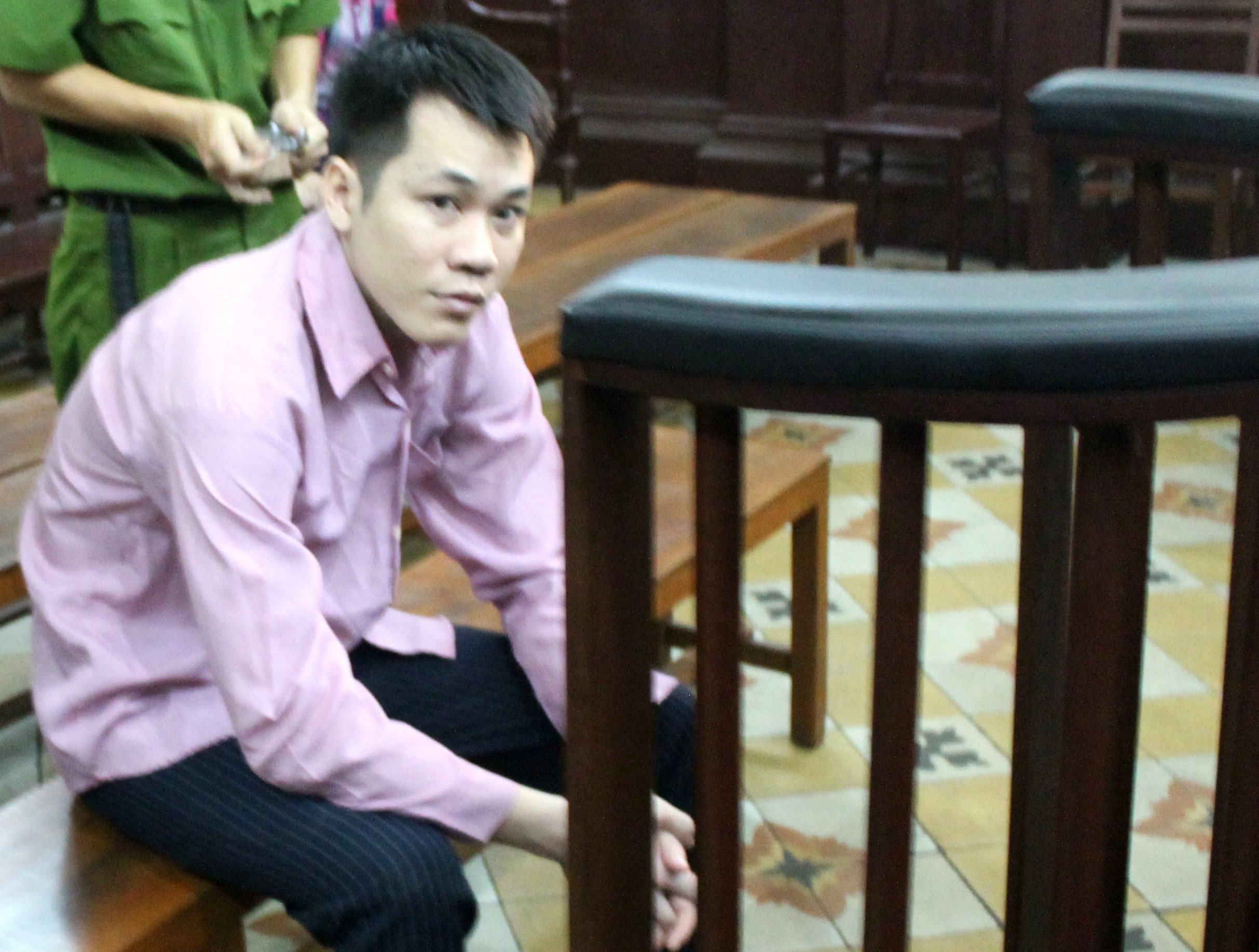 Cam bua dap vao dau vo con vi bi doi tien luong hinh anh