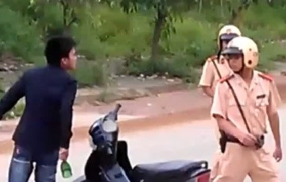 Khong doi non bao hiem con danh CSGT hinh anh