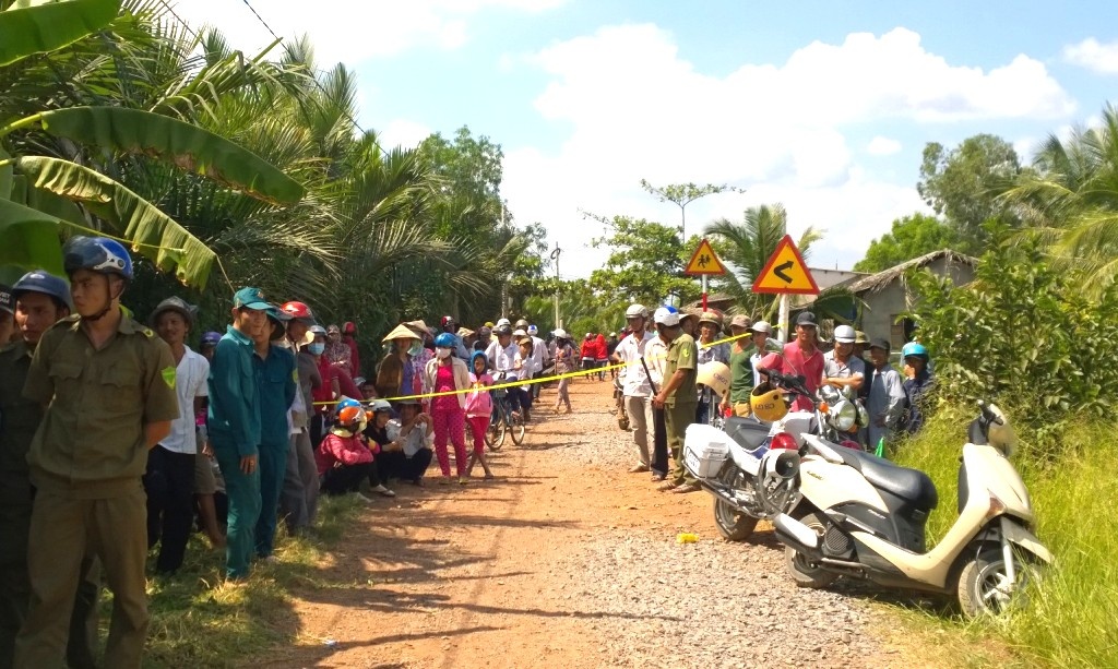 Người dân tập trung theo dõi sự việc.