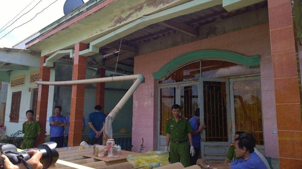 Cơ quan chức năng khám nghiệm hiện trường.