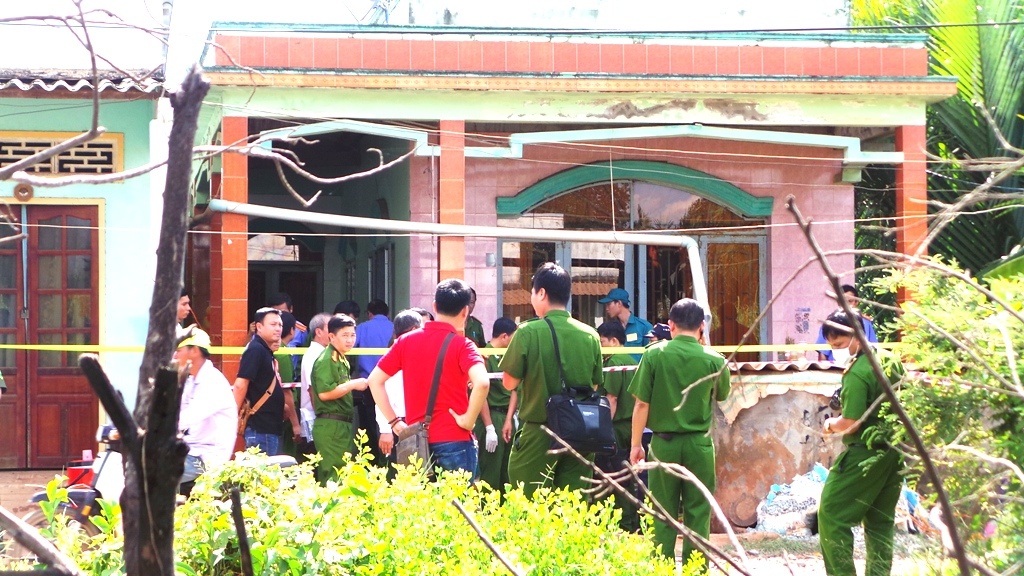 Khoảng 8h, bà Trần Thị Phướng (mẹ chồng chị Nguyên) không thấy con dâu đưa cháu đi học như thường lệ nên vào nhà kiểm tra và phát hiện sự việc.